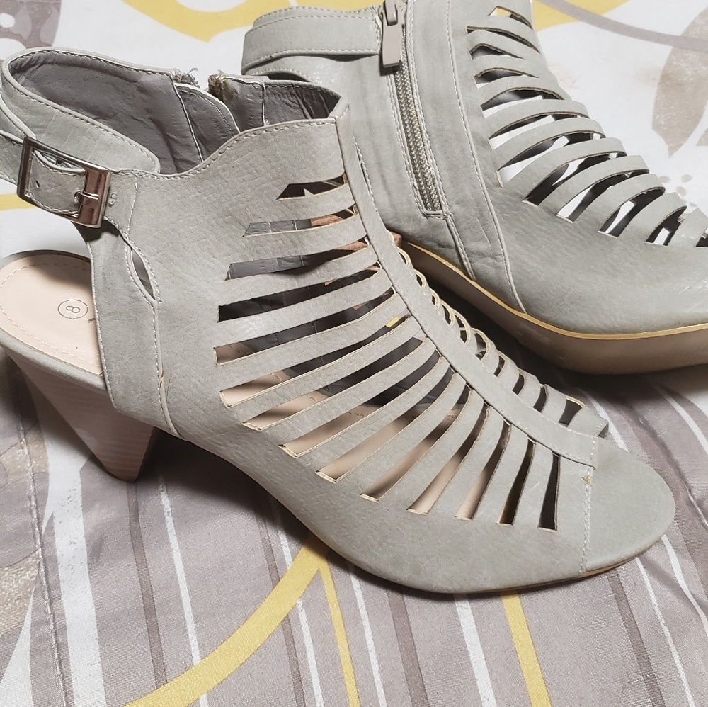 NWOT Ladies Herstyle size 8 gray cone heels